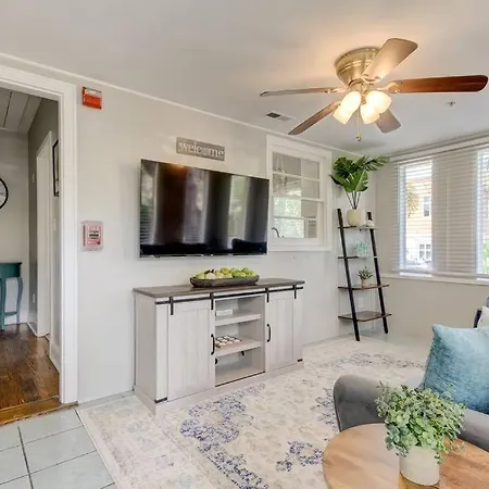 Light & Bright! Quaint Downtown Dunedin Bungalow!